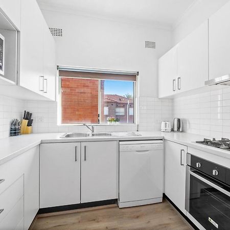 Burwood Newly Renovated 2 Bedroom Apartment ซิดนีย์ ภายนอก รูปภาพ