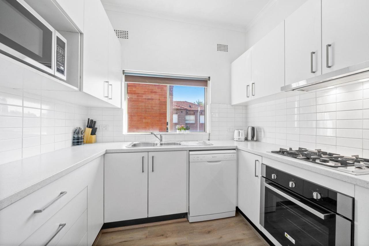 Burwood Newly Renovated 2 Bedroom Apartment ซิดนีย์ ภายนอก รูปภาพ